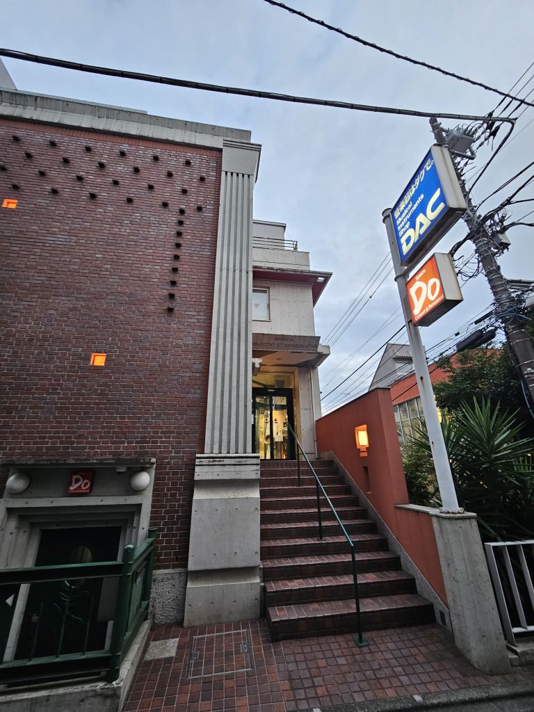 DAC・お店の前