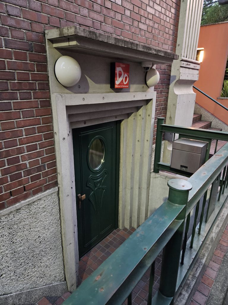 会場のスペースDoの入口