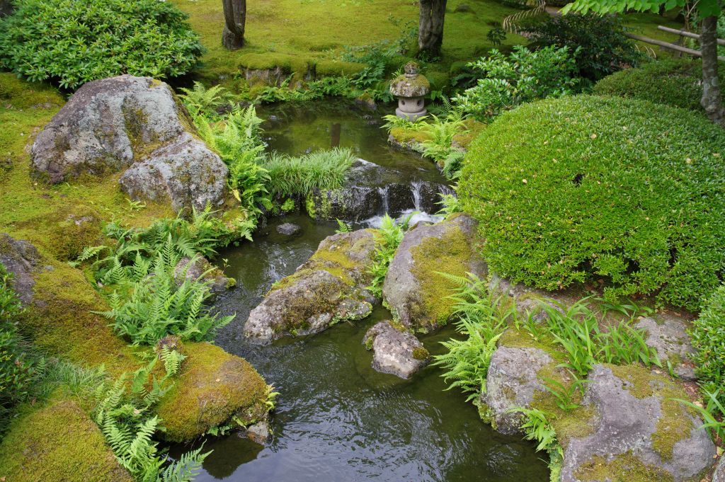 由志園・庭園・岩に流れる水