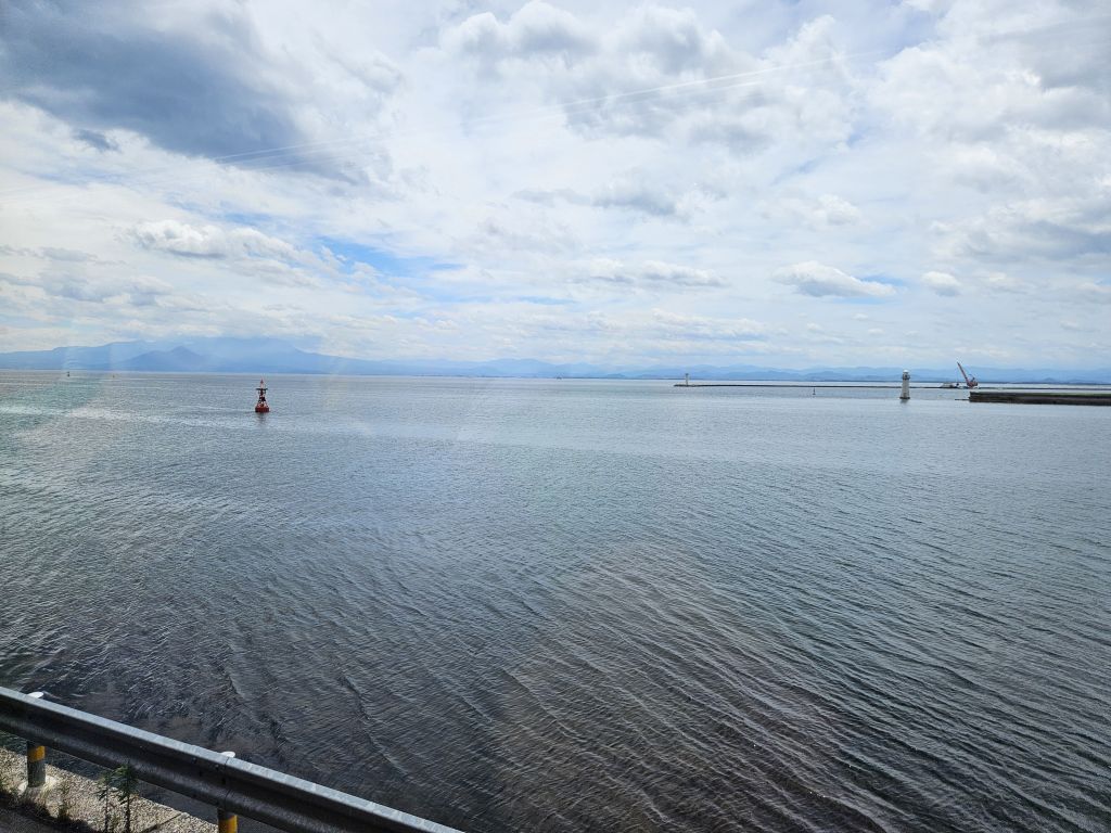 車窓は海へ、大山など