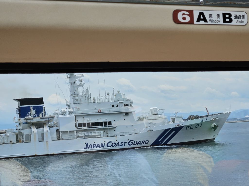 島根半島・船と並走