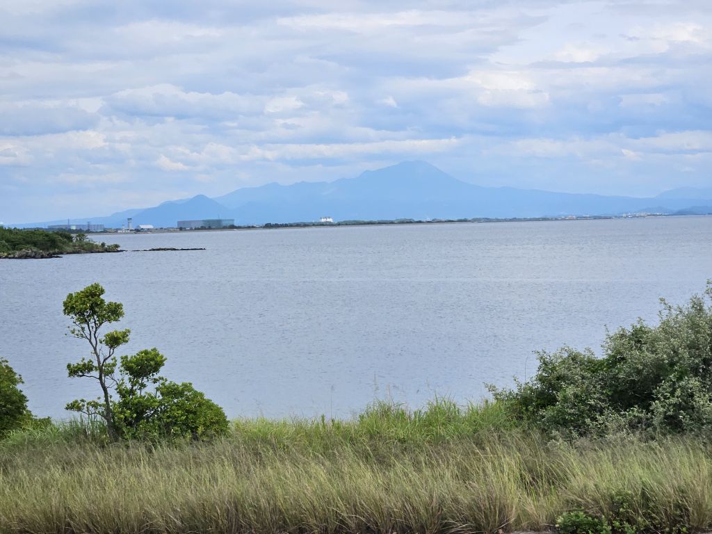 オープンバス・大山が見える湖上の道