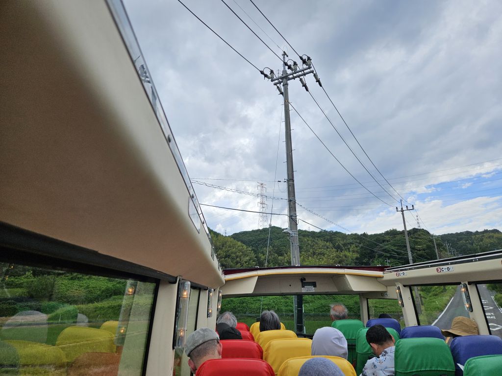 オープンバス・湖沿いから離れる