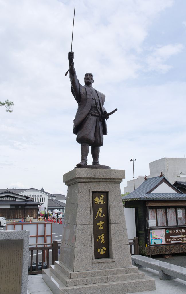 松江城・堀尾吉晴公像