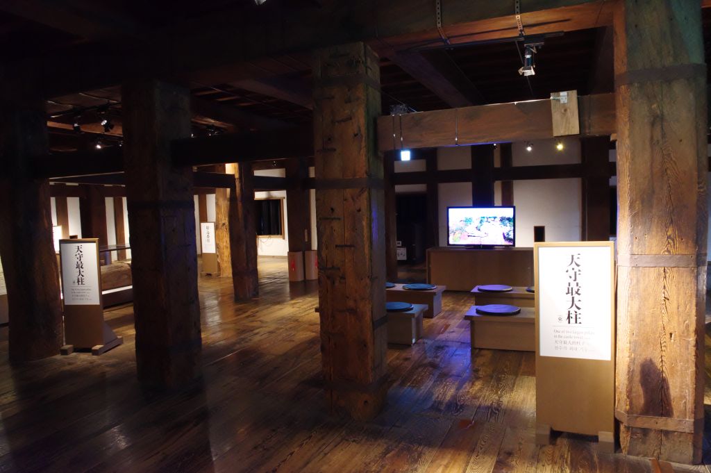 松江城・1階の広間や柱