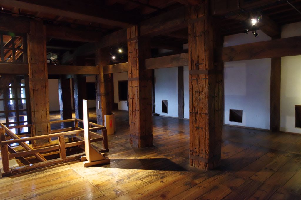 松江城・1階の広間や柱