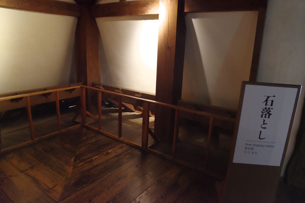 松江城・2階の角の石落とし