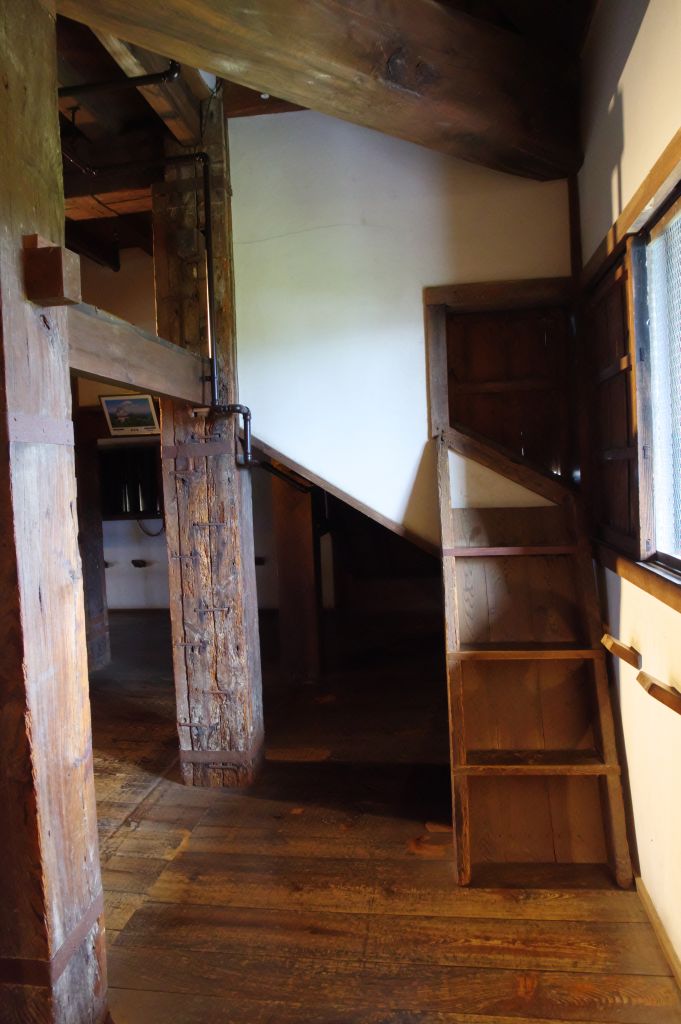 松江城・3階の角を横から