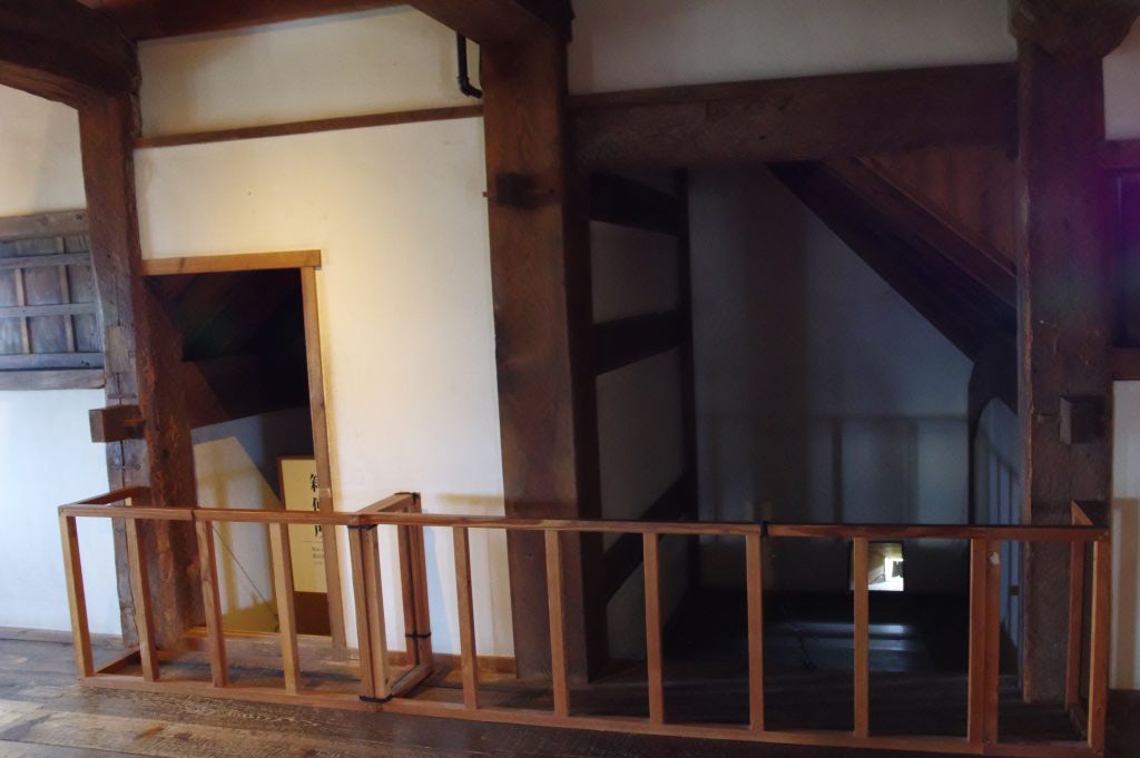 松江城・4階の箱便所