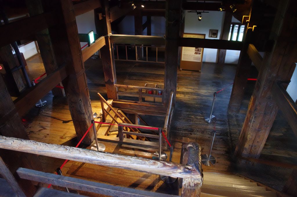 松江城・5階から4階を見る