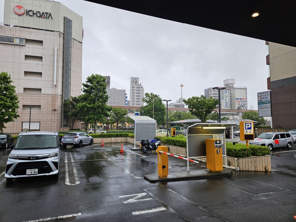 松江・雨のホテル前