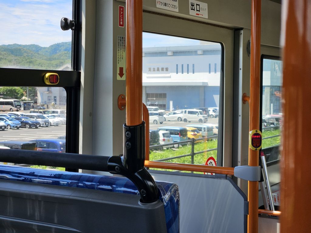 イエローバス車窓・足立美術館前