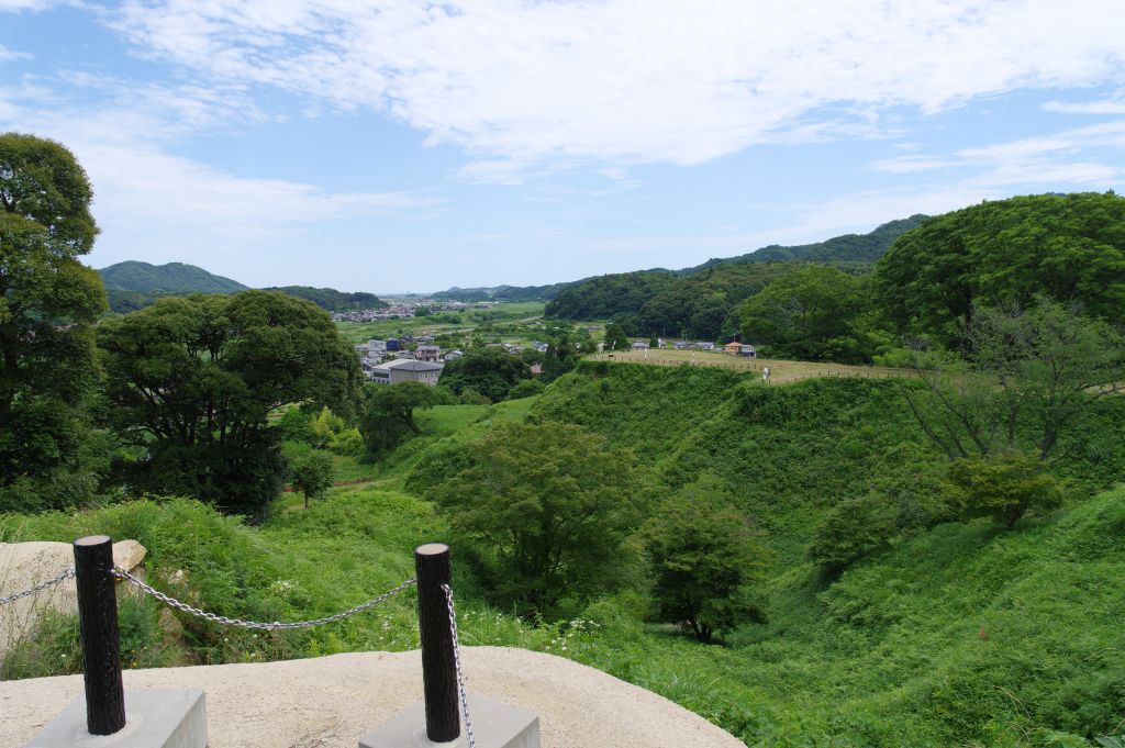 月山富田城・千畳平跡から馬乗馬場跡方面の眺望