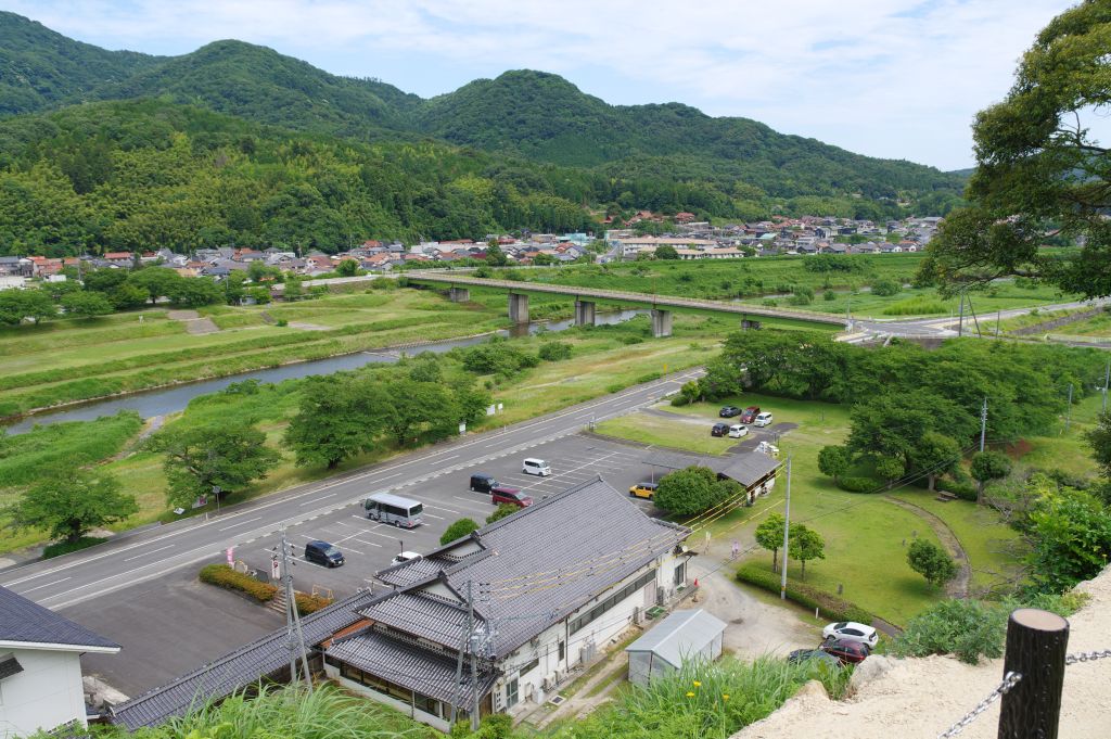 月山富田城・千畳平跡からの道の駅方面の眺望