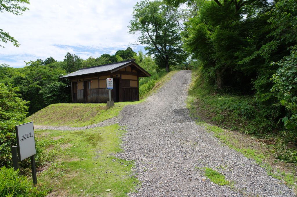 月山富田城・千畳平跡付近のお手洗いと分岐道