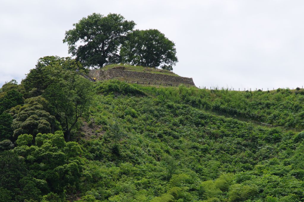 月山富田城・広場から見る本丸などの山頂部