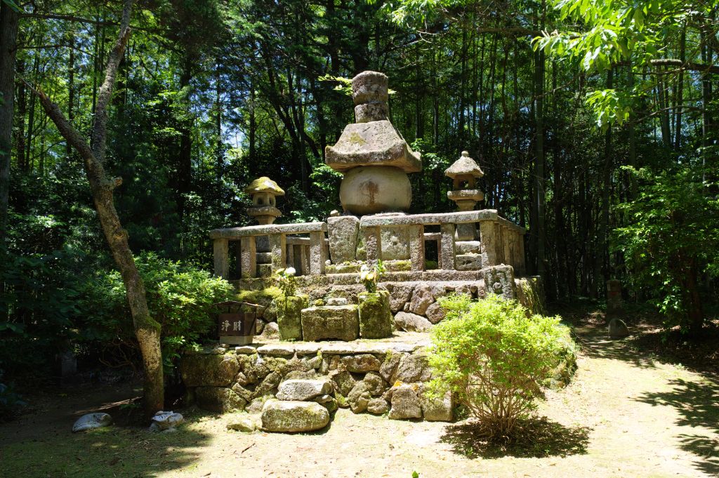 月山富田城・堀尾吉晴の墓