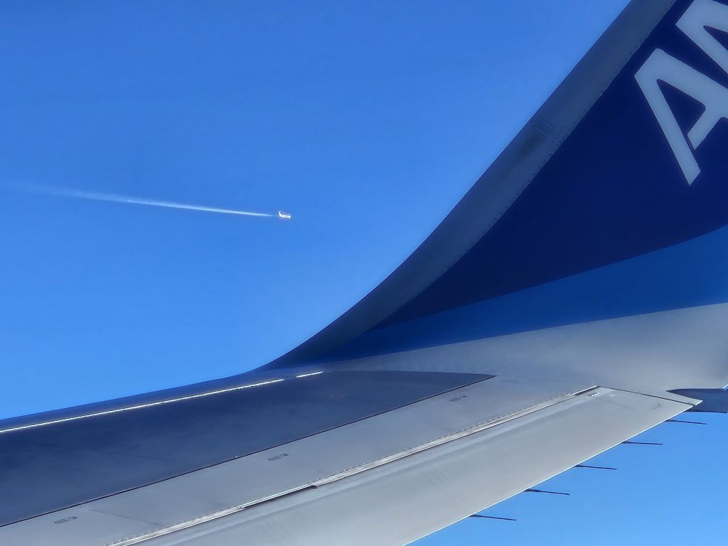 飛行機からの景色・すれ違う飛行機