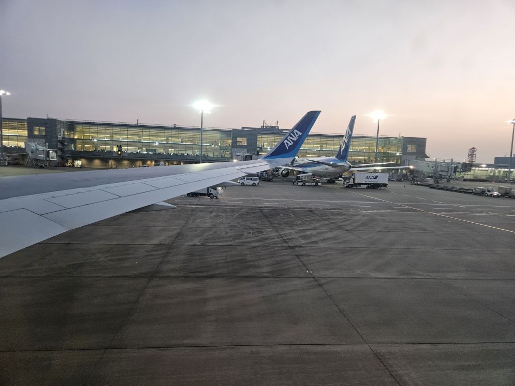 飛行機からの景色・羽田空港・地上を走る