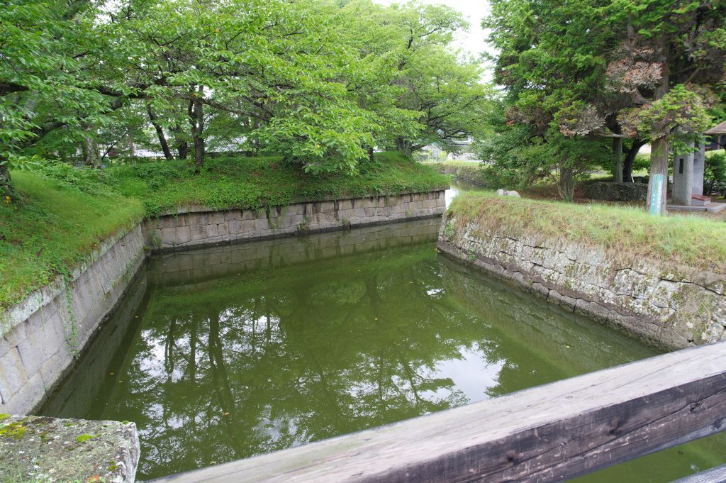 龍岡城・大手橋から見る堀と石垣