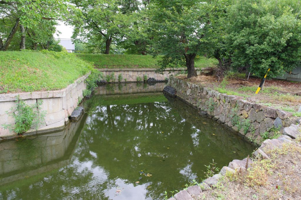 龍岡城・水堀と石垣