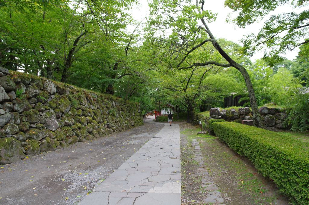 小諸城(懐古園)・石垣沿いの道