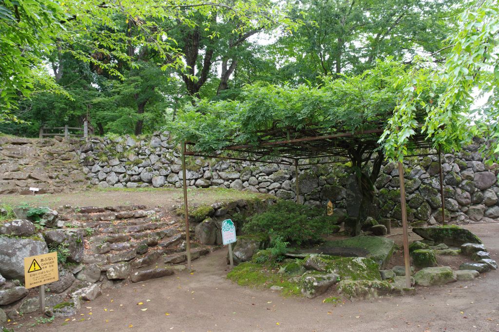 小諸城(懐古園)・石垣と歌碑
