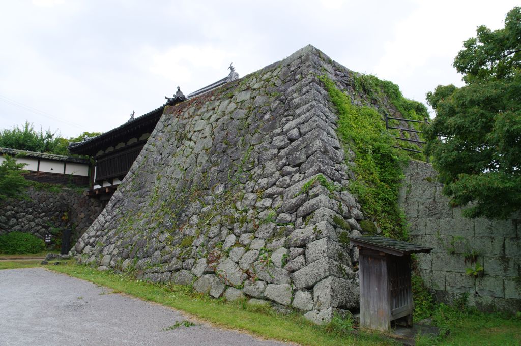 小諸城(懐古園)・大手門脇の石垣