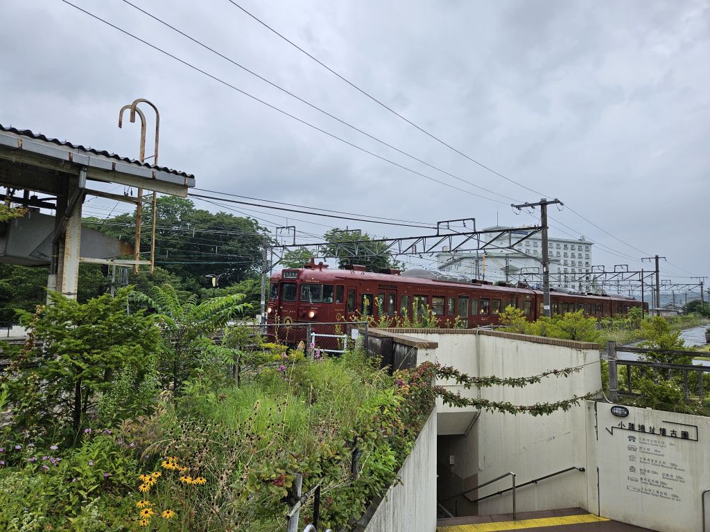 小諸城(懐古園)・しなの鉄道ろくもん