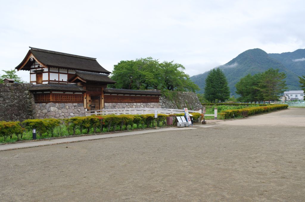 松代城・山並と太鼓門前橋