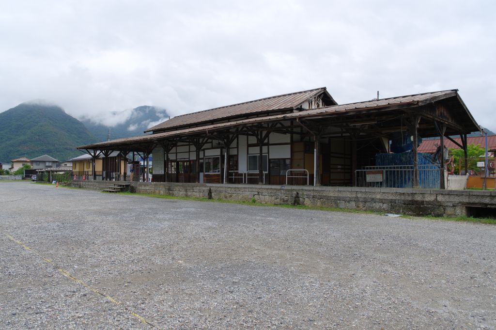 旧松代駅・ホーム跡からの駅舎