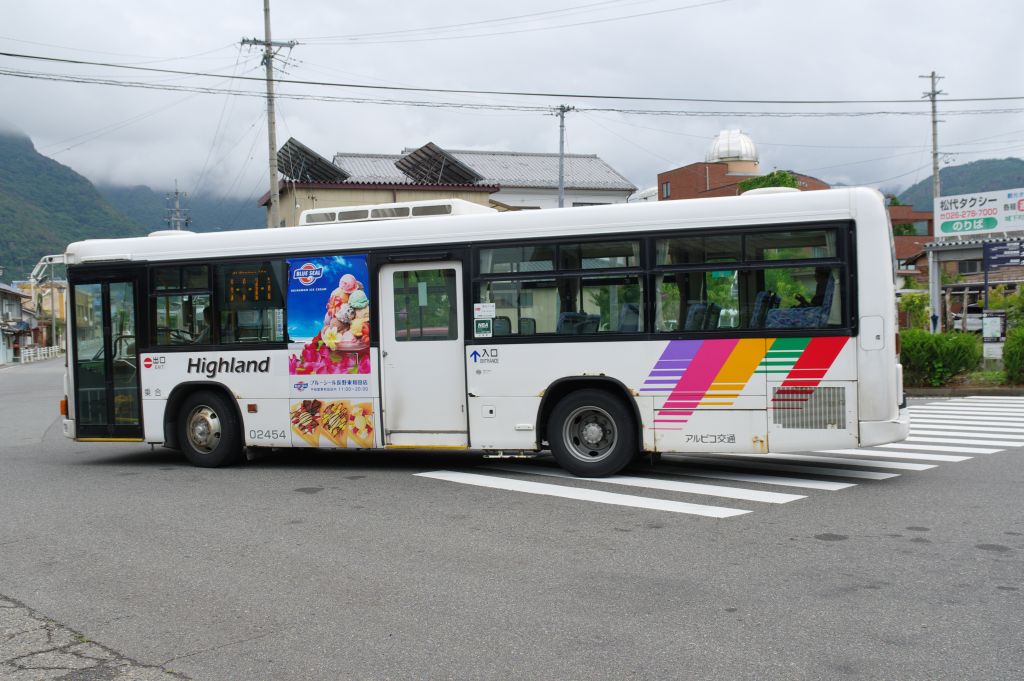 旧松代駅・行き交うバス