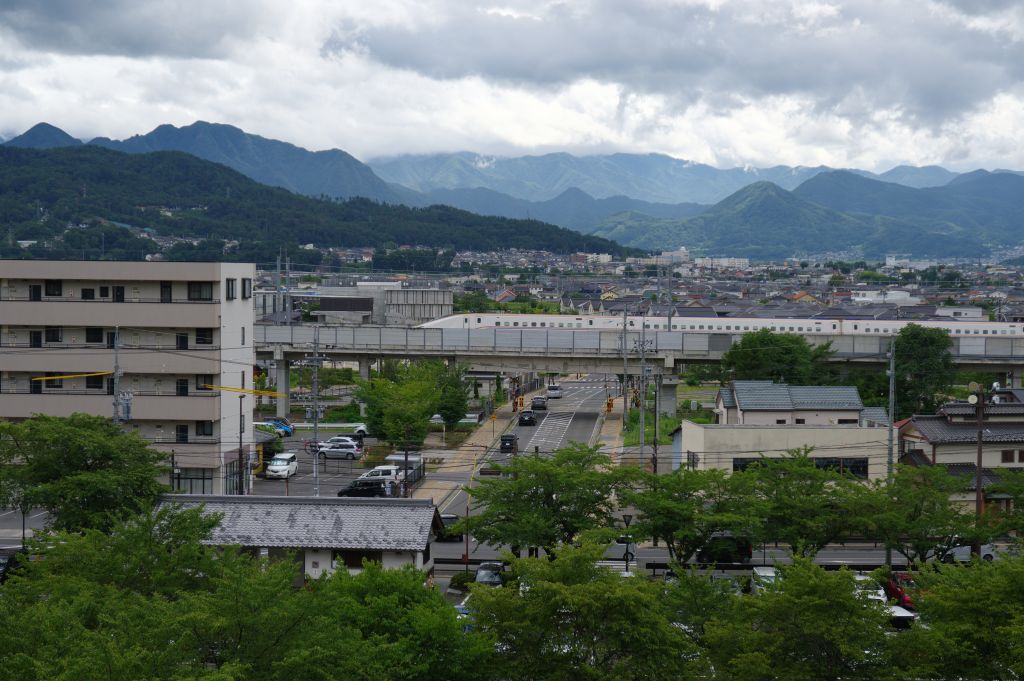 上田城・南櫓手前眺望・新幹線や山並