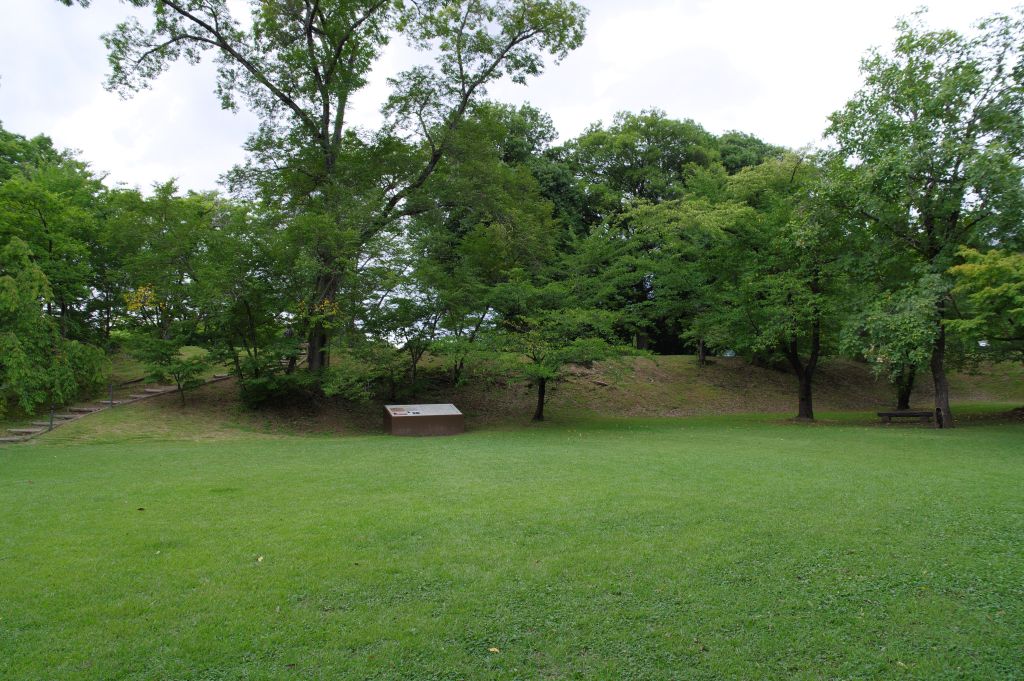 上田城・本丸、土塁と階段