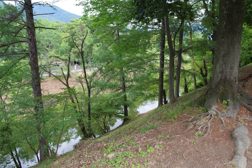 上田城・土塁と水堀