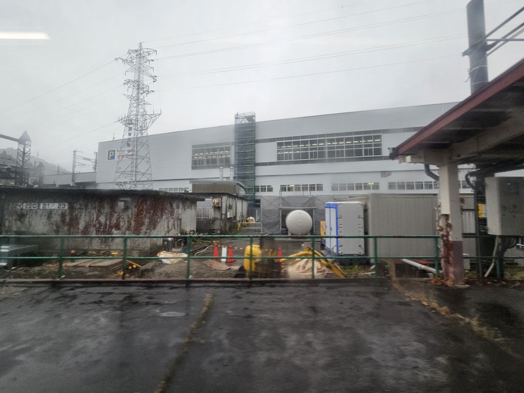 上越線・越後湯沢駅付近・新幹線ホームが見える