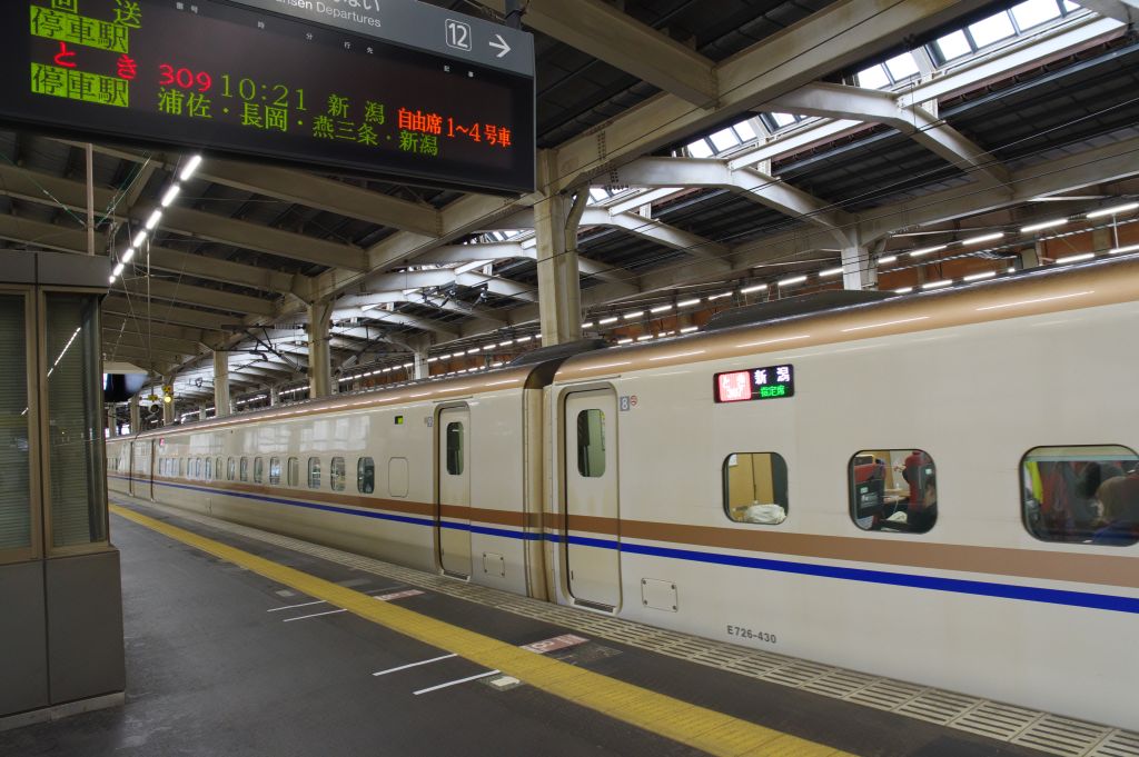 越後湯沢駅・上越新幹線が出発
