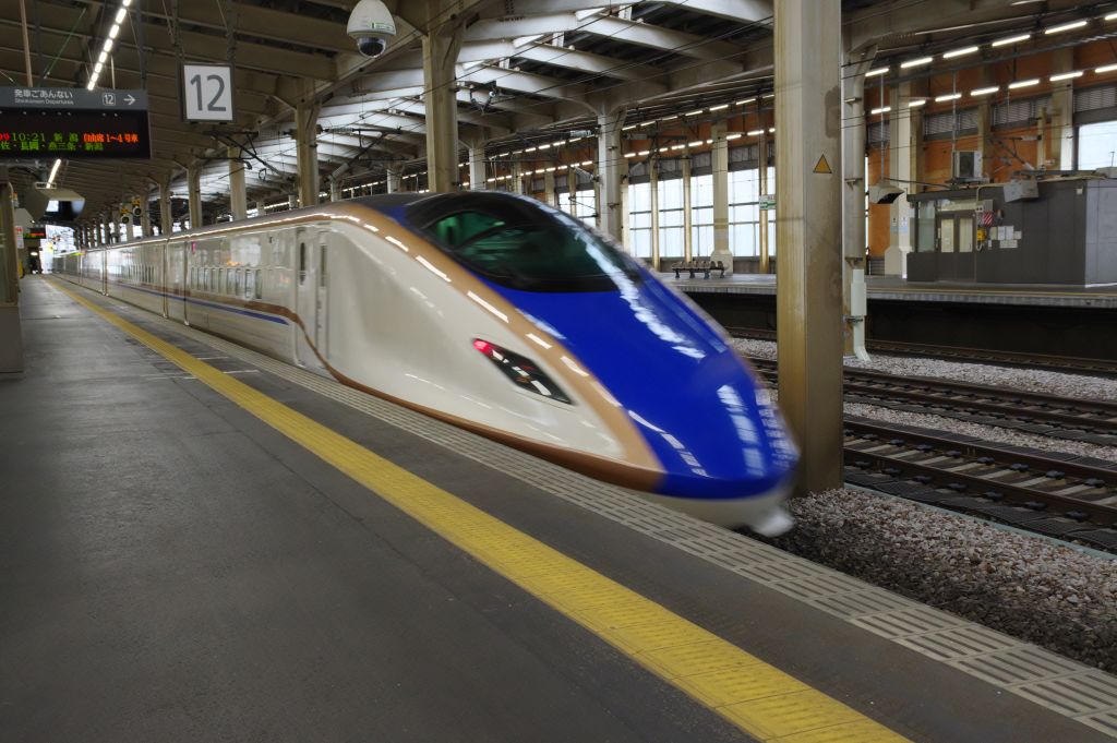 越後湯沢駅・上越新幹線が出発・最後部