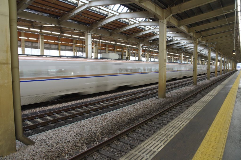 越後湯沢駅・上越新幹線が高速通過