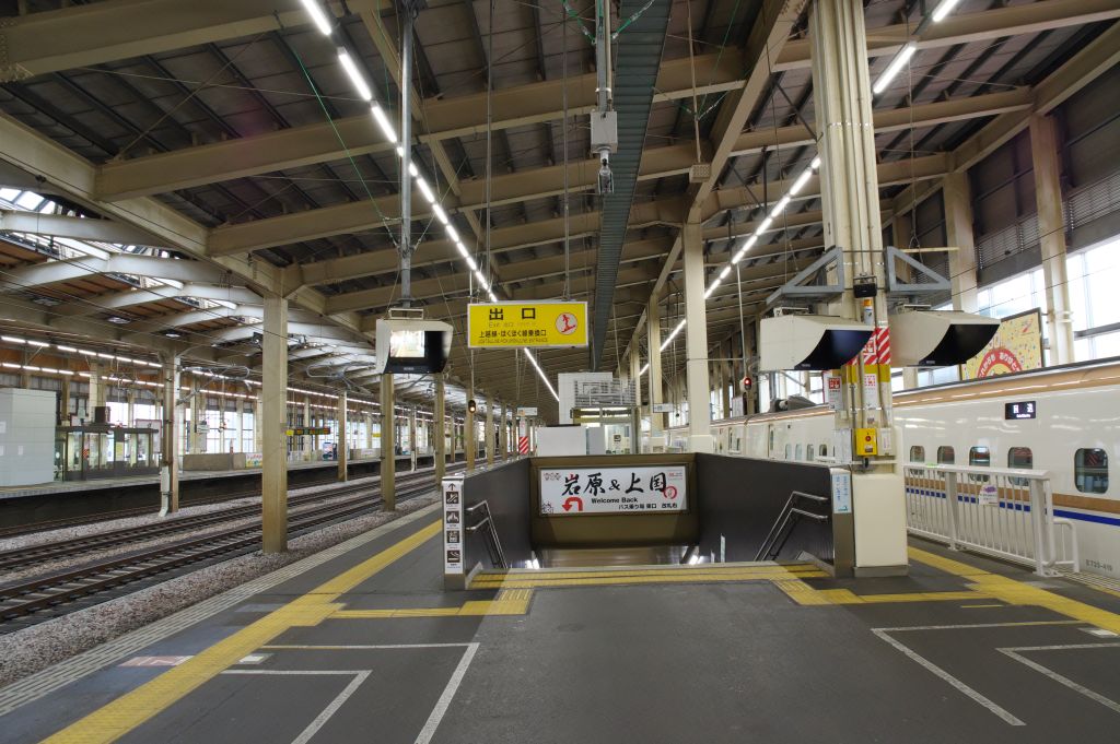 越後湯沢駅・上越新幹線ホーム・階段前