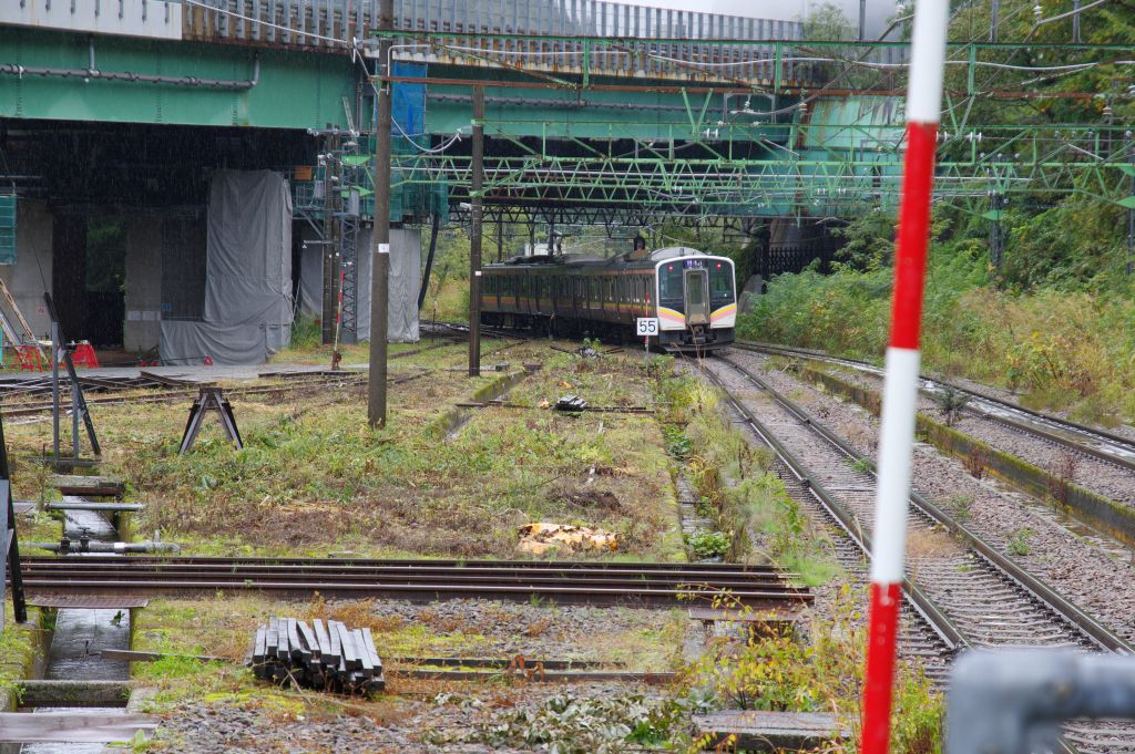 土樽駅・上越線が去る