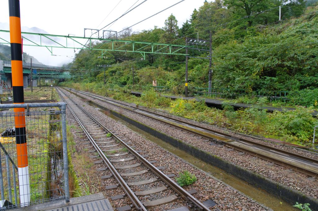 土樽駅・駅の先の線路や下り線旧ホーム