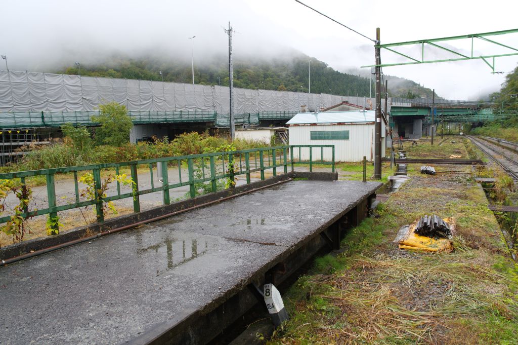 土樽駅・上り線旧ホームの端