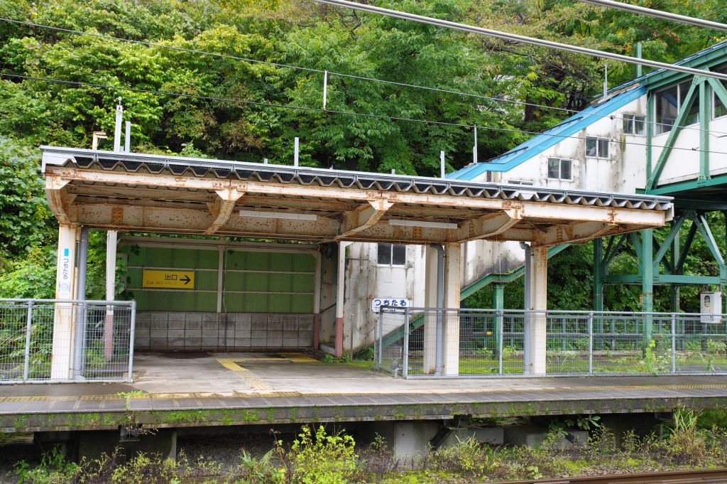 土樽駅・下りホームの階段下部分