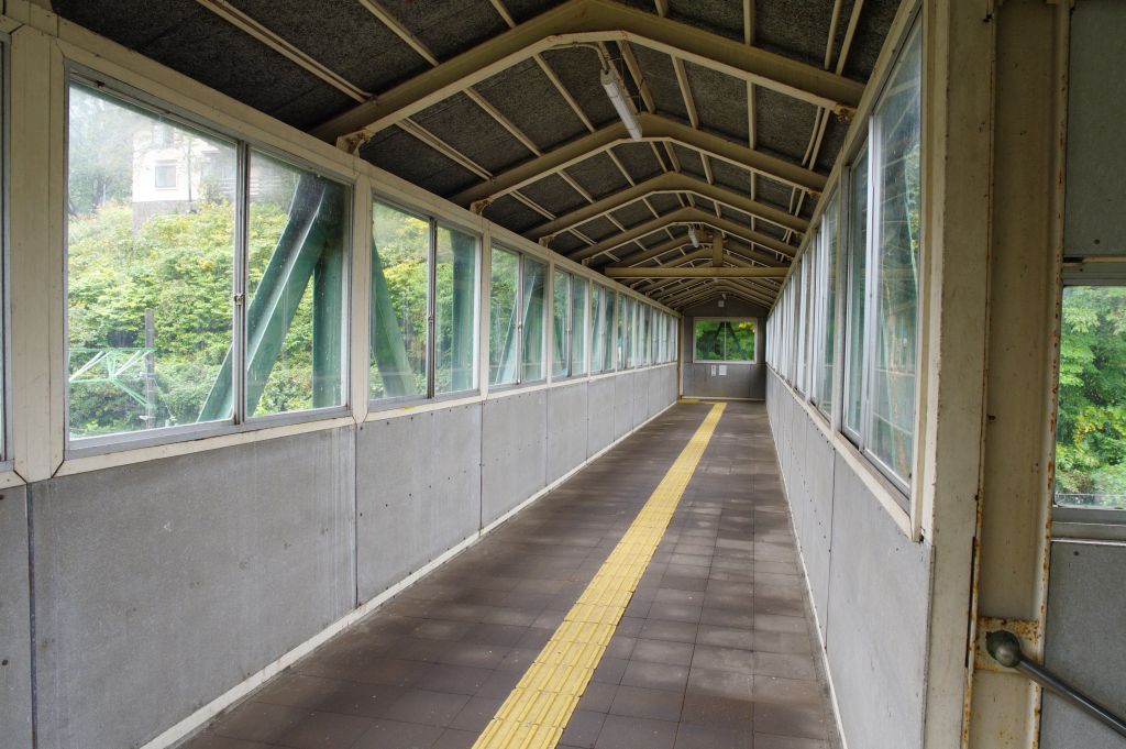 土樽駅・跨線橋の中