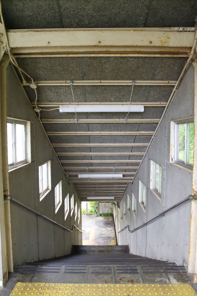 土樽駅・跨線橋の下り階段