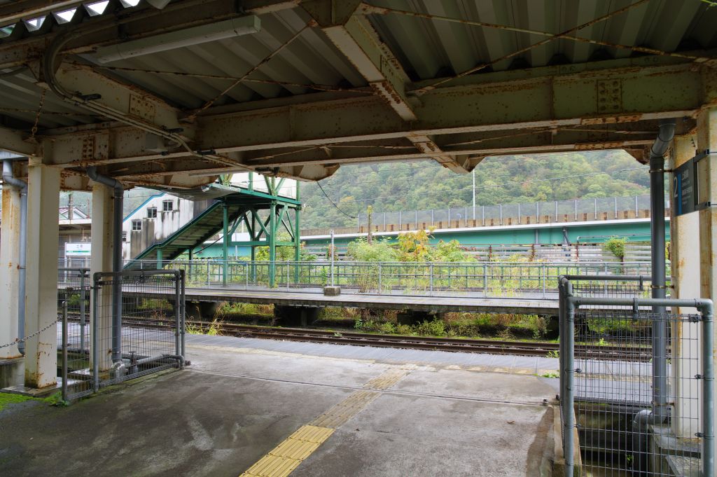 土樽駅・下りホームへ