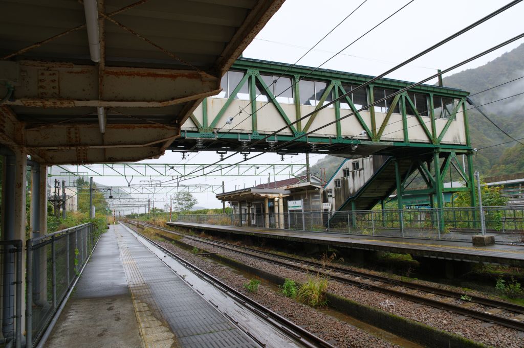土樽駅・跨線橋を望む