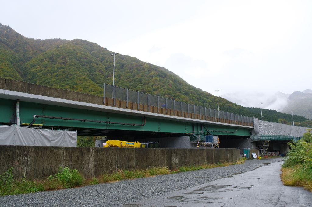 土樽駅・高速道路と山並