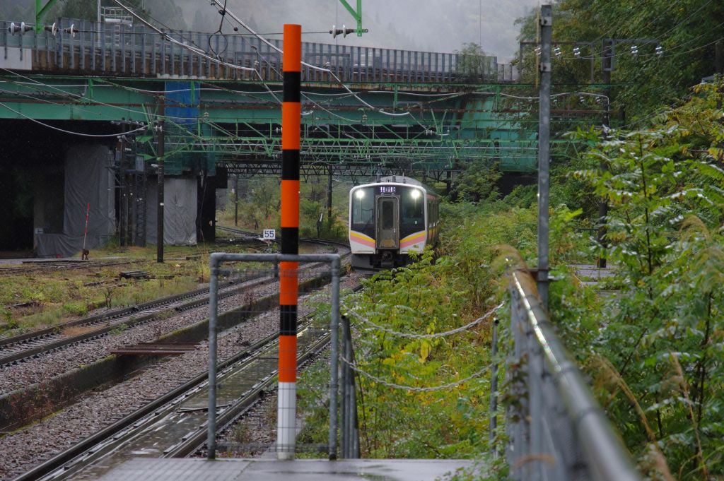 土樽駅・列車が近づいてくる